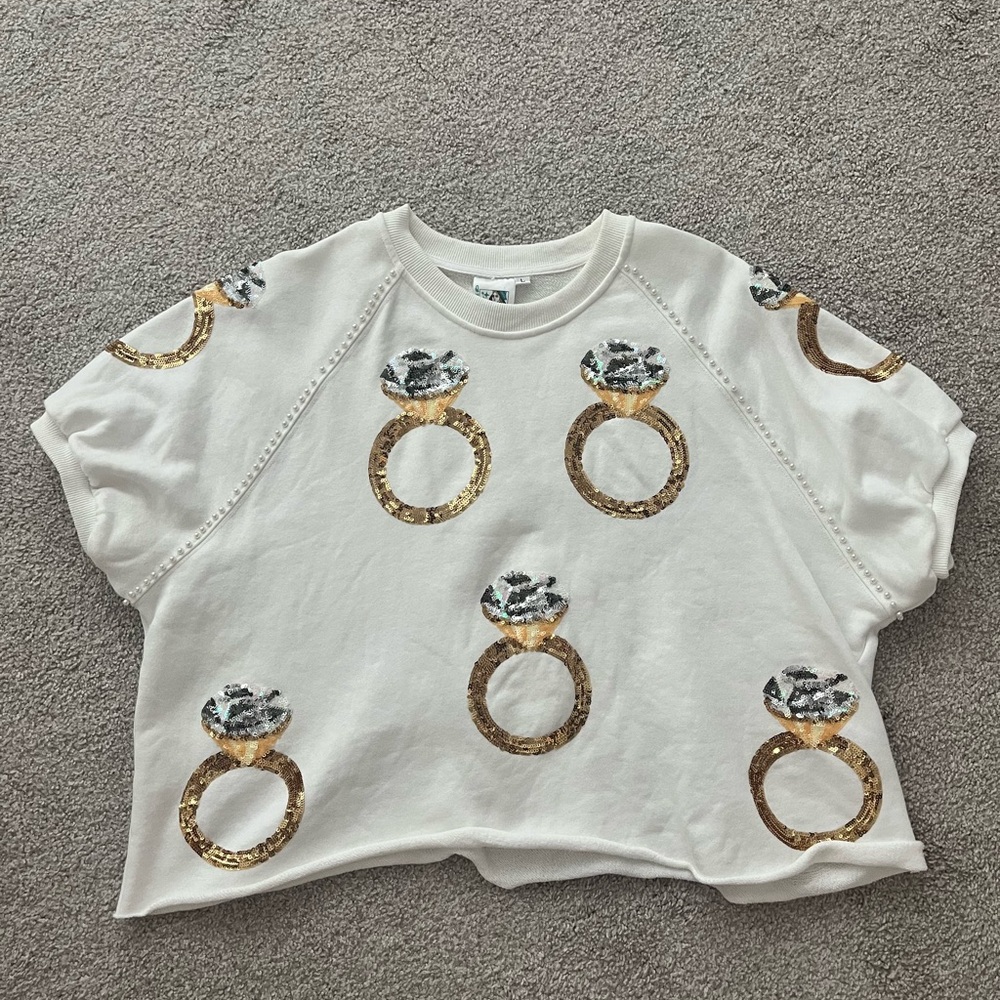 QUEEN OF SPARKLES White Tee with Gold Ring Design